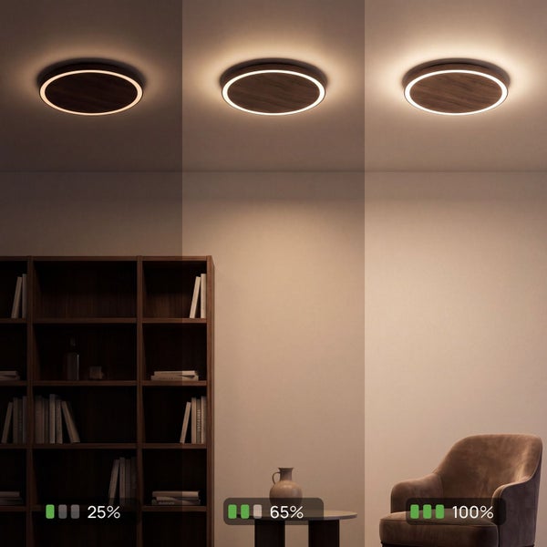 Dimmbare LED-Deckenleuchte in Holzoptik im Wohnzimmer bei 25 Prozent, 65 Prozent und 100 Prozent Helligkeit.