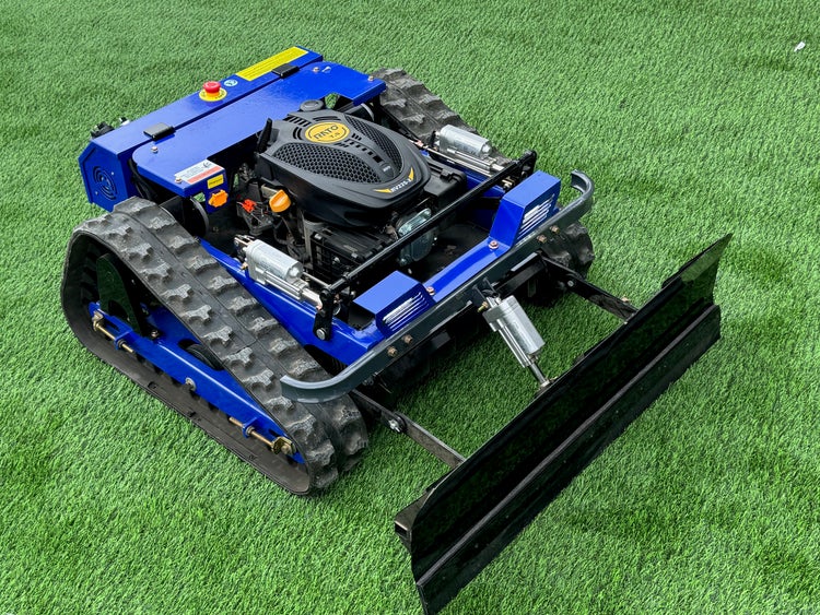Ferngesteuerte Raupenmaschine mit Rato-Motor und schwarzem Schneeschild auf Kunstrasen.