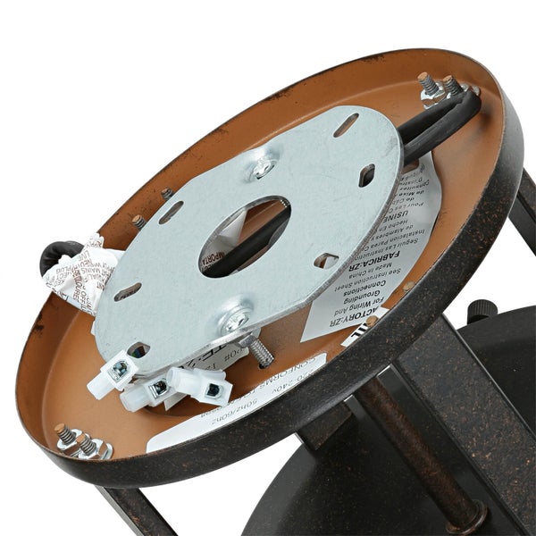 Detailansicht einer Deckenleuchte mit Verkabelung und Anschlüssen.