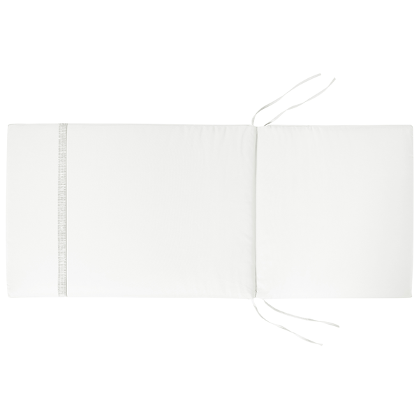 Weiße Liegenauflage für Gartenliegen mit Bindebändern zur Befestigung.