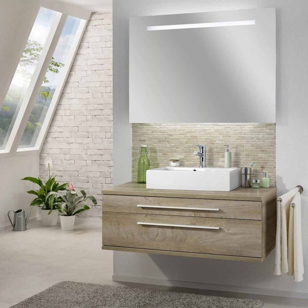 Modernes Badezimmer mit Waschtisch, Spiegel und Zimmerpflanzen