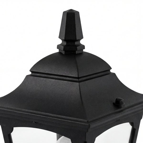 Detailansicht einer schwarzen Aussenleuchte