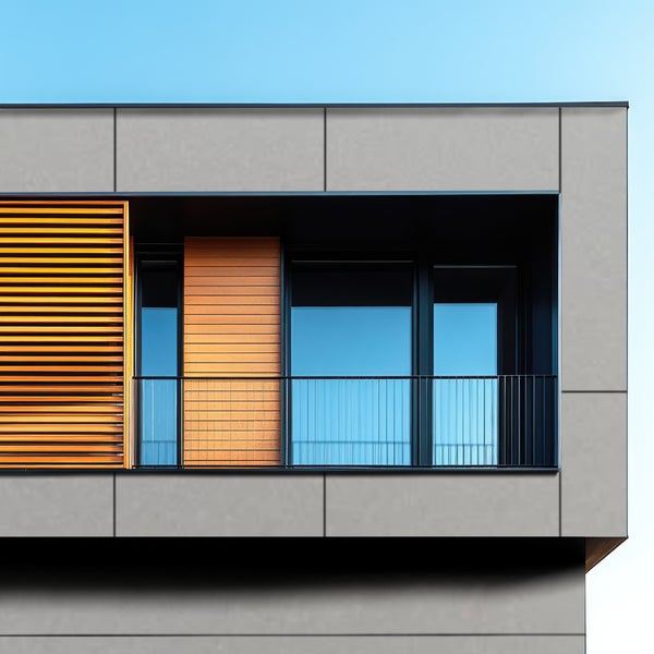 Gebäudeansicht mit Fassadenverkleidung, Fenster und Balkon