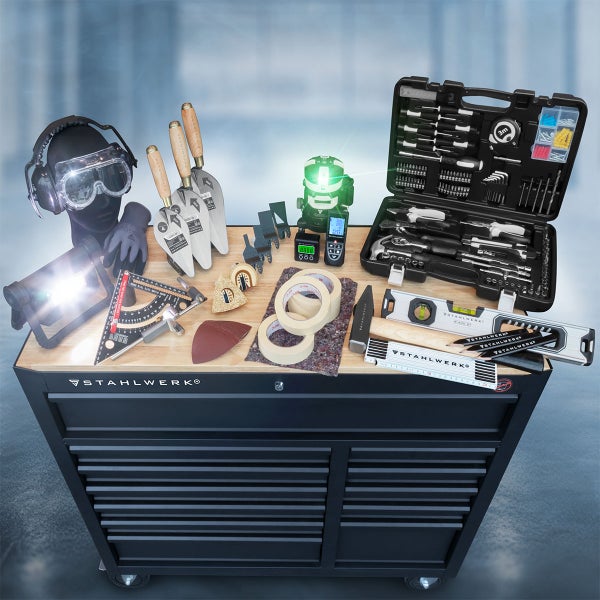 Schwarzer Stahlwerk Werkstattwagen mit Holzplatte, darauf Werkzeugkoffer, Wasserwaage, Laser, Messwerkzeuge, Handschuhe und Schutzbrille.