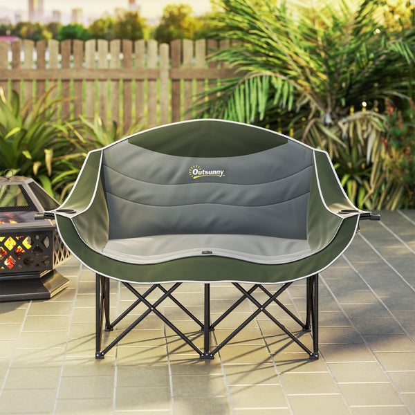 Faltbare Campingbank für zwei Personen mit Outsunny Logo und zwei Getränkehaltern auf einer Terrasse stehend.