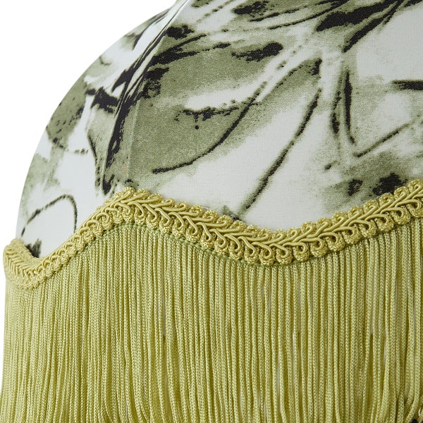 Detailansicht eines Lampenschirms mit abstraktem Muster und dekorativer Fransenborte.