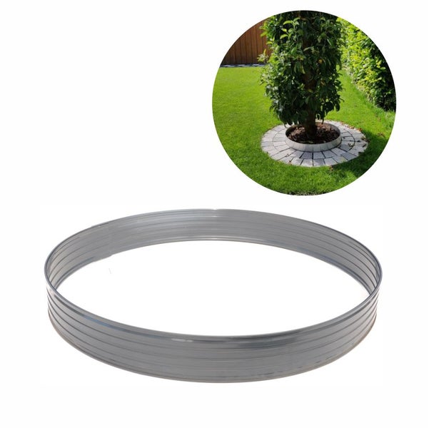 Kreisförmige Rasenkante aus Metall, verwendet als Baumumrandung