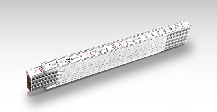 Zusammengeklappter Stabila Holzgliedermaßstab mit 2 Meter Länge