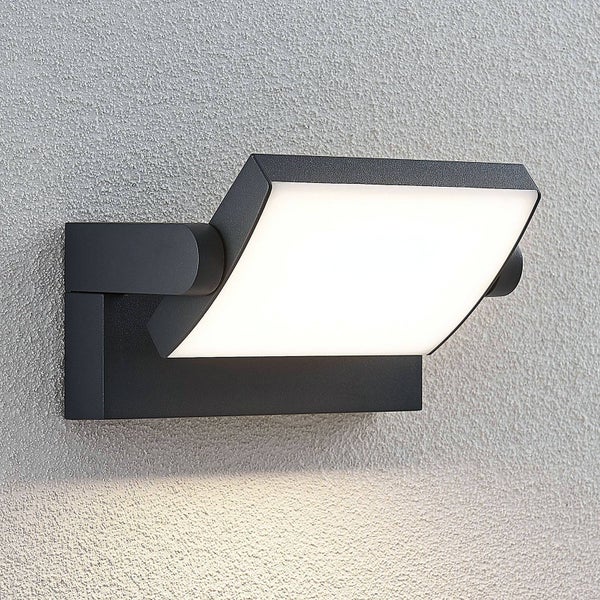 Moderne LED Außenwandleuchte in Schwarz mit schwenkbarem, rechteckigem Kopf an einer strukturierten Wand.