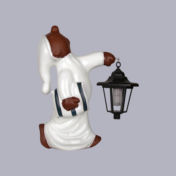 Gartenfigur Sandmännchen mit Solar-Laterne und Kissen, Dekoration für den Außenbereich.