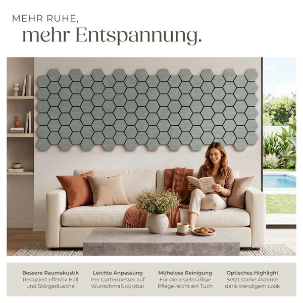 Modernes Wohnzimmer mit Akustik-Wandpaneelen in Hexagon-Optik hinter einem beigen Sofa mit einer lesenden Frau.