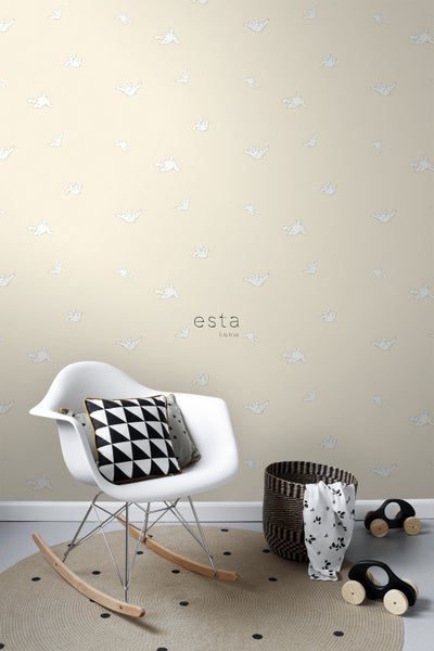 Raum mit Tapete mit Bärenmuster, Schaukelstuhl, Korb und Spielzeugautos