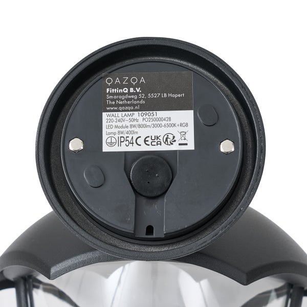 Typenschild einer schwarzen Wandleuchte mit QAZQA Logo, technischen Daten, Schutzart IP54, CE-Kennzeichnung und UKCA-Kennzeichnung.