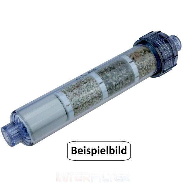 Mehrstufige Wasserfilterkartusche mit verschiedenen Filtermedien in einem transparenten Gehäuse.