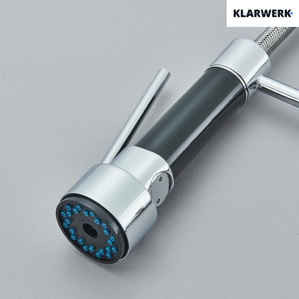 Ausziehbare Geschirrbrause für Küchenarmaturen in Chrom und Schwarz mit Hebel. Klarwerk Logo.