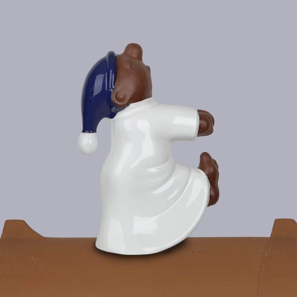 Firstfigur Schlafwandler aus Keramik in weißem Nachthemd mit blauer Schlafmütze.