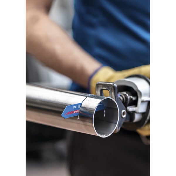 Arbeiter sägt ein Metallrohr mit einem Säbelsägeblatt