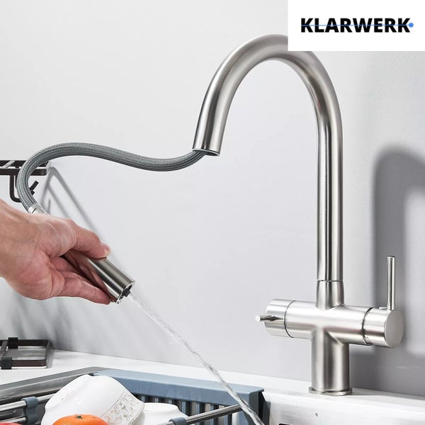 Klarwerk Küchenarmatur aus gebürstetem Edelstahl mit ausziehbarer Geschirrbrause, zwei Hebeln und Klarwerk Logo.