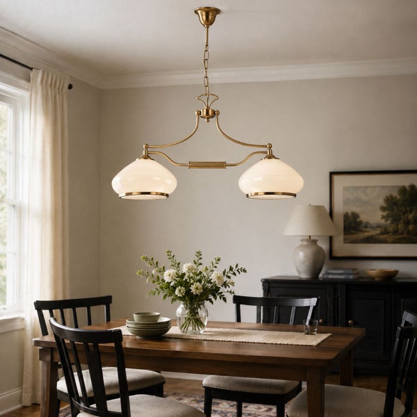 Esszimmer mit Holztisch, schwarzen Stühlen und einer zweiflammigen Pendelleuchte aus Metall mit Glasschirmen in klassischem Design.