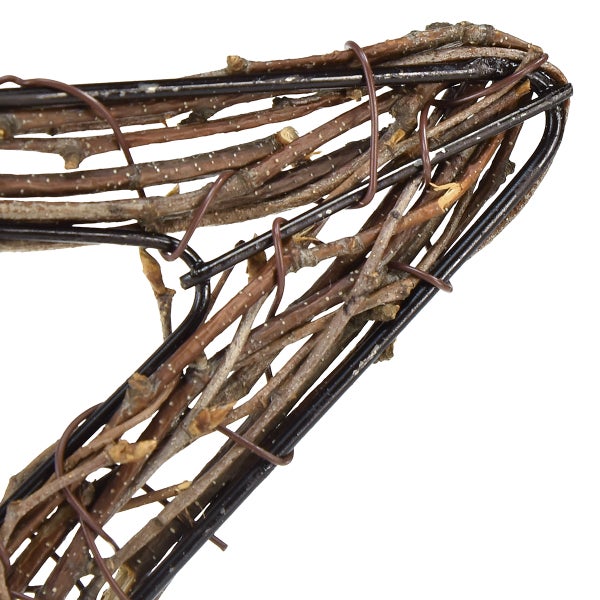 Dekoratives Herz aus Ästen auf Metallrahmen