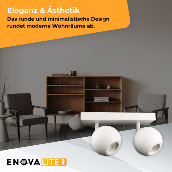 Wohnzimmer mit Schrank, zwei Sesseln und einer weißen EnovaLite Lampe