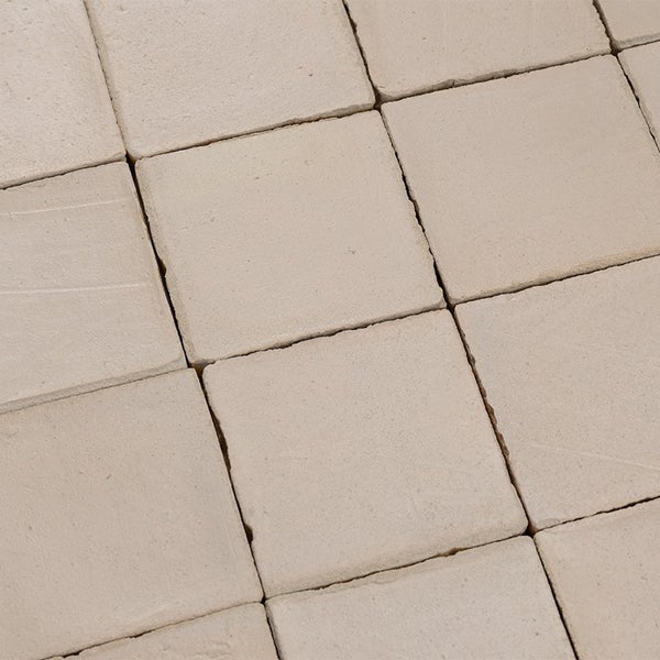 Quadratische Fliese aus Feinsteinzeug mit matter Oberflächenstruktur für Wand und Boden.