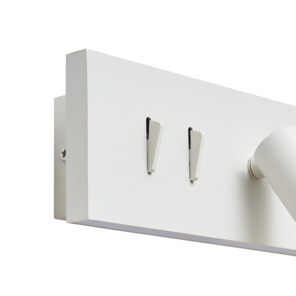 Garderobenleiste mit zwei Haken und einer Lampe