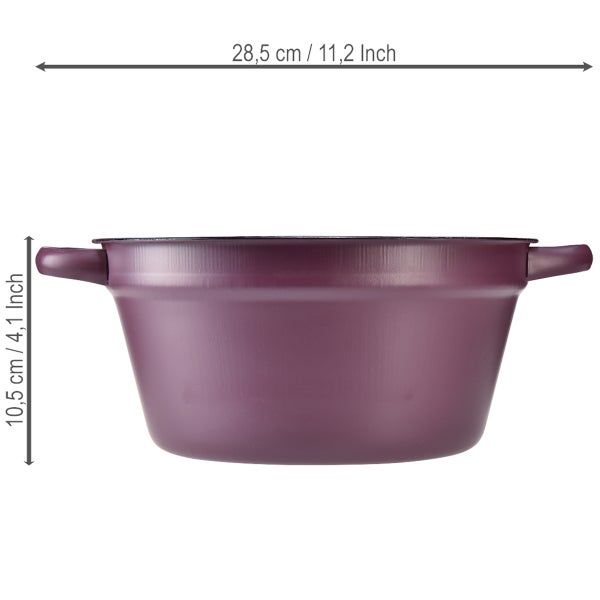 Violetter Kochtopf mit zwei Griffen, Höhe 10,5 Zentimeter und Breite 28,5 Zentimeter.