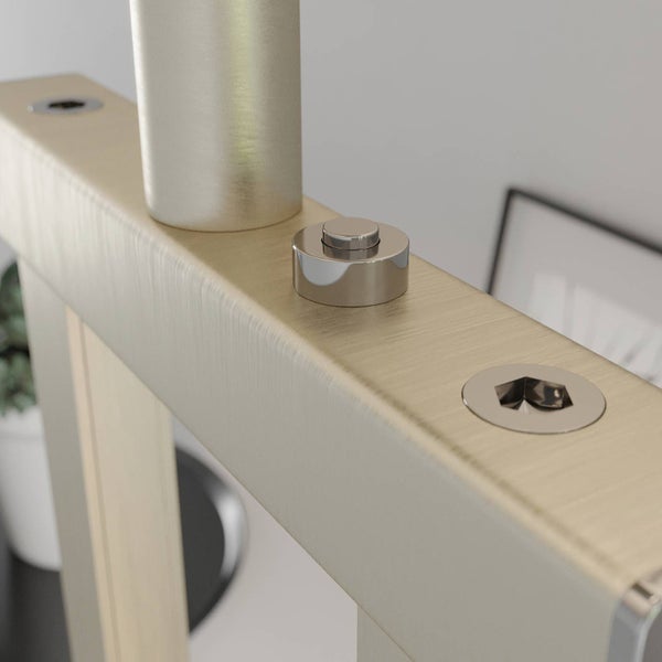 Detailansicht eines Möbelstücks mit Schrauben und Metallelementen