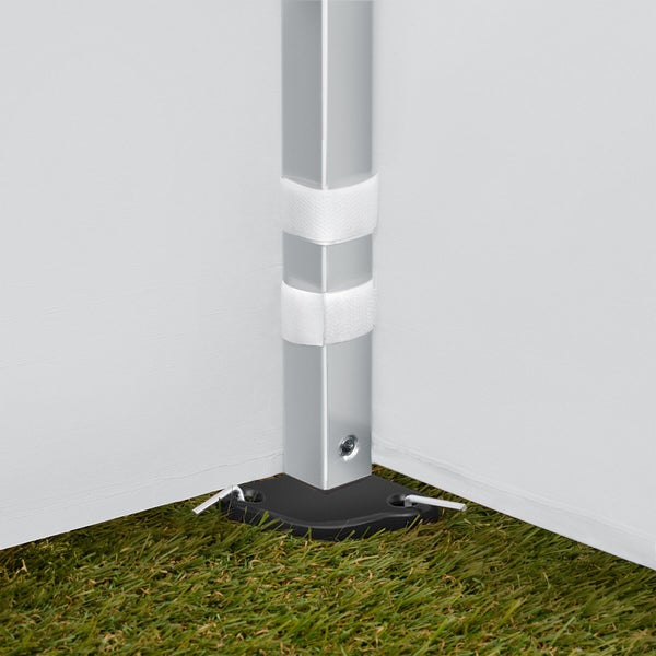 Detailansicht eines Pavillonstandfußes aus Aluminium mit Klettverschlussbefestigung für die Seitenwand und Bodenankern auf Rasen.
