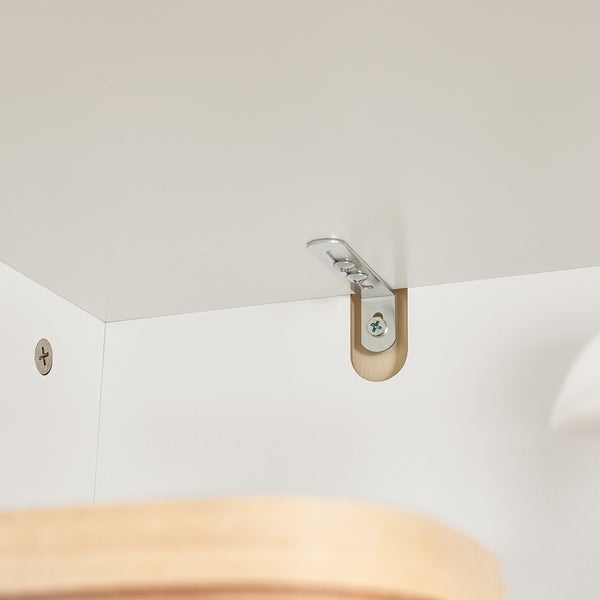 Detailansicht einer Regalbordsicherung mit Metallelement