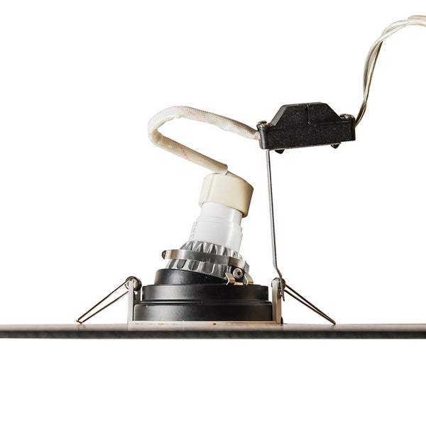 LED Einbaustrahler mit Leuchtmittel und Anschlusskabel, Seitenansicht der Montagestruktur mit Klemmfedern.