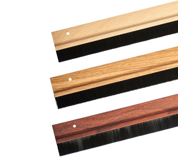 Drei verschiedene Türbodendichtungen mit Bürste in Holzoptik als Zugluftstopper für den unteren Türspalt.