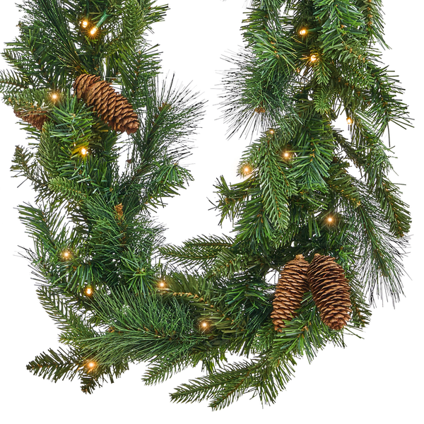 Künstliche Weihnachtsgirlande mit Tannenzapfen und warmweißer LED-Beleuchtung.