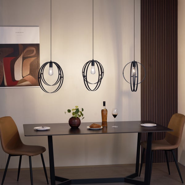 Drei moderne runde Metall Pendelleuchten hängen über einem Esstisch mit zwei Stühlen in einem eleganten und harmonisch eingerichteten Esszimmer.