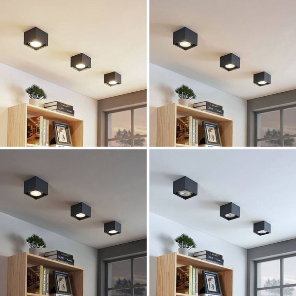 Deckenleuchten mit unterschiedlichen Lichtfarben über einem Regal