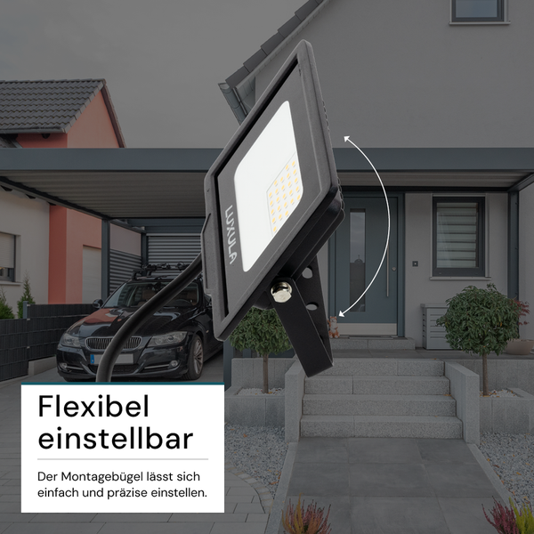 Flexibel einstellbarer LED-Strahler vor einem Haus