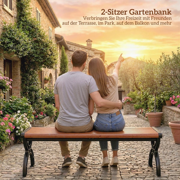 2-Sitzer Gartenbank aus Holz und Metall in einer hellen mediterranen Gasse mit einem Paar.