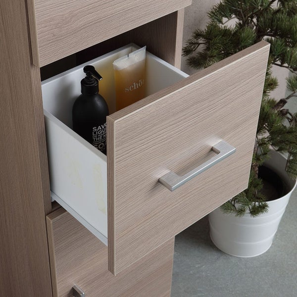 Badezimmerschrank mit offener Schublade, darin Seife und Duschgel