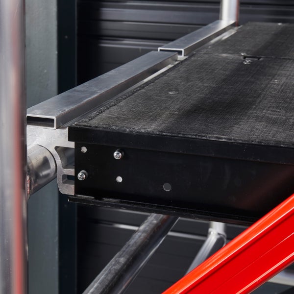 Detailansicht eines Gerüstbaus mit Plattform