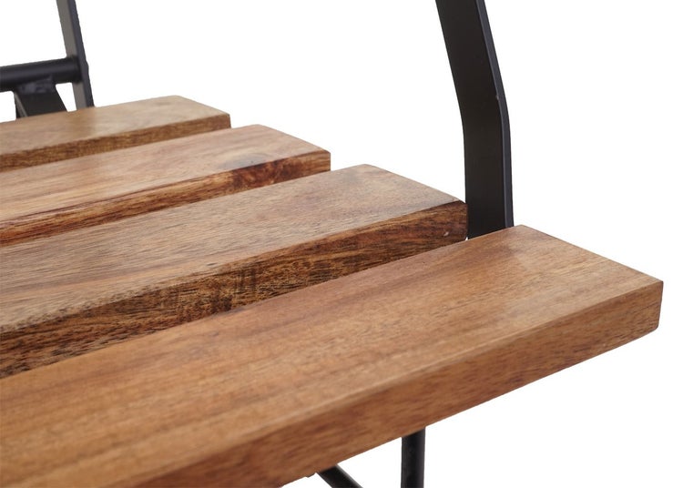 Detailansicht eines Holzstuhl-Sitzes mit Metallgestell