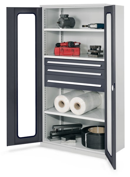 Metall-Werkstattschrank mit Sichtfenstertüren, drei Fachböden und drei Schubladen, bestückt mit Werkzeugen und Material.