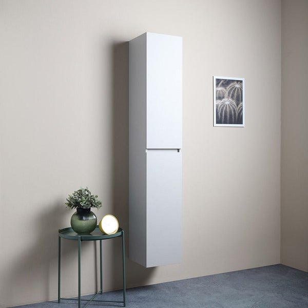 Moderner, wandhängender Hochschrank mit zwei Türen in einem minimalistischen Raum.