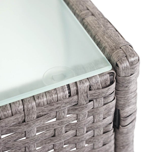 Nahaufnahme eines Gartentischs mit grauer Polyrattan-Flechtung, matter Glasplatte und transparentem Saugknopf.