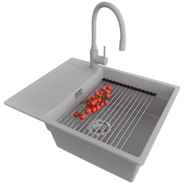 Spüle mit Abtropffläche, Abtropfgitter, Armatur und Tomaten