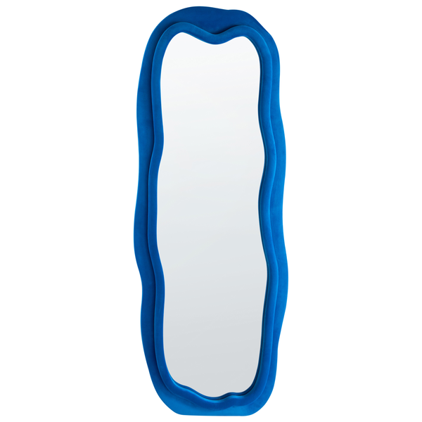 Wellenförmiger Wandspiegel mit blauem Samtrahmen.