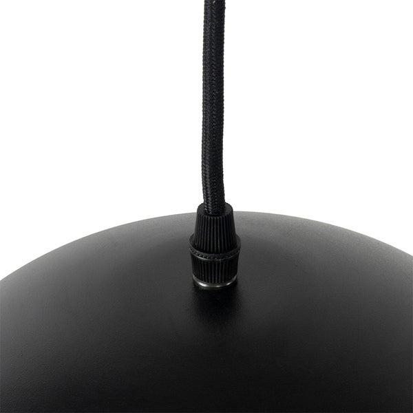 Detailaufnahme einer schwarzen Pendelleuchte mit Textilkabel