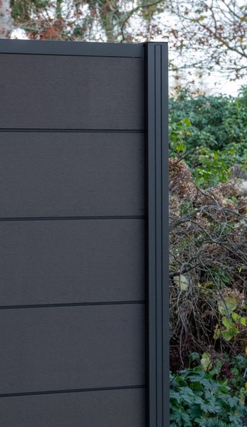 Detailansicht eines modernen Gartenzauns aus Holz und Metall