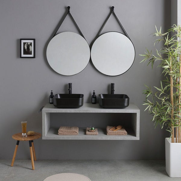 Modernes Badezimmer mit Doppelwaschbecken, runden Spiegeln und Holzhocker