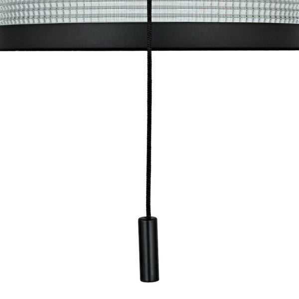 Detailansicht einer Leuchte mit Zugschalter und strukturiertem Glasschirm in Metallfassung